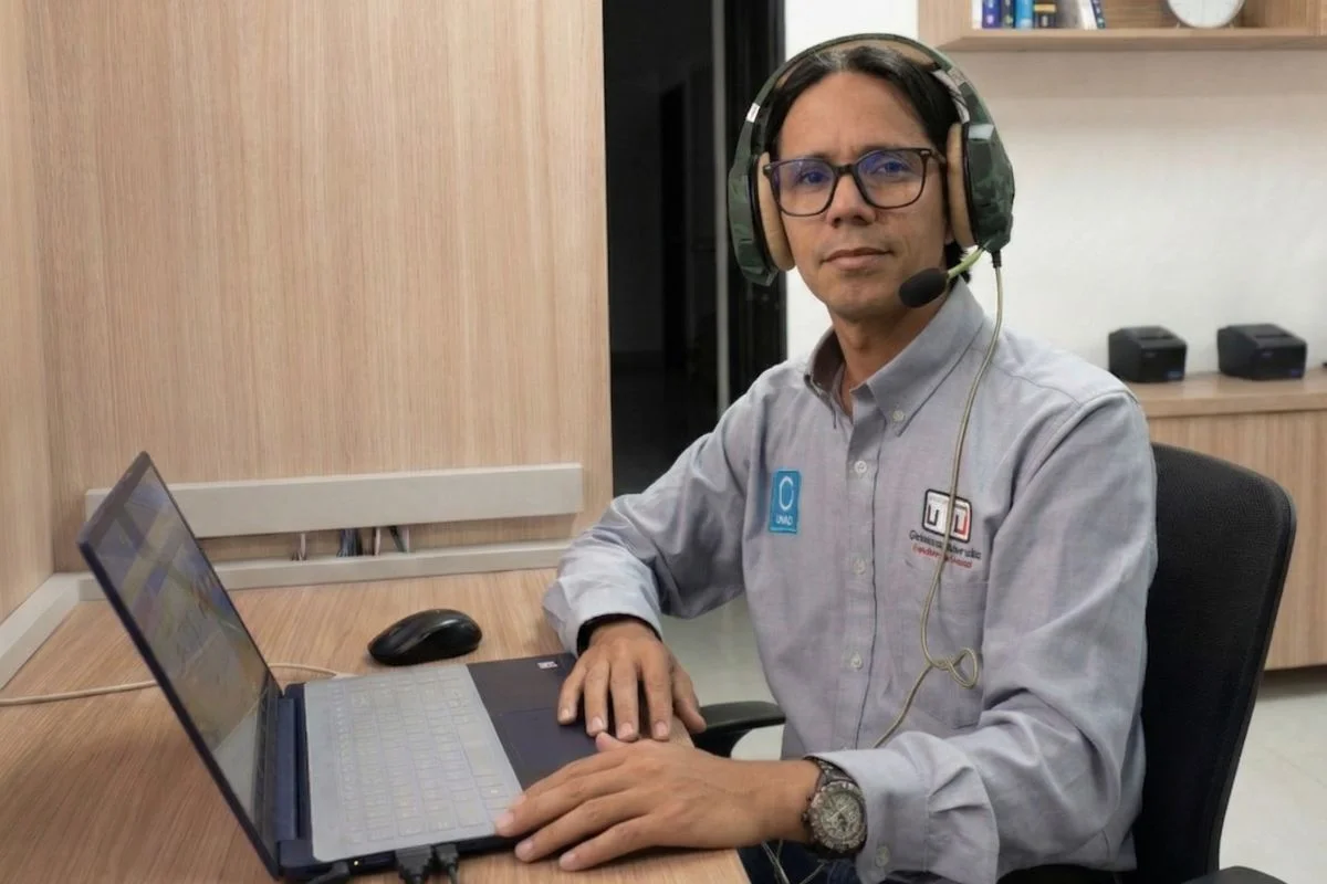 Técnico de soporte especializado con diadema